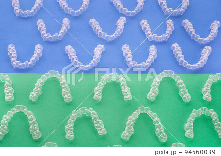 歯科矯正に使われる透明で目に見えないアライナーまたはブレース 歯科矯正に使われる透明で目に見えないアライナーまたはブレース 94660039