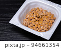 【料理】パックの中の納豆　日本食 94661354