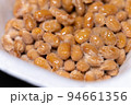 【料理】パックの中の納豆　日本食 94661356