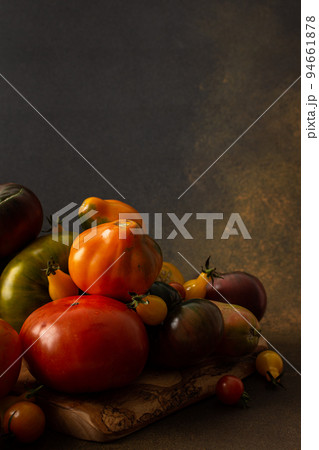 Tomatoes of different varieties 94661878