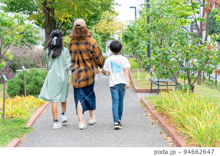 手をつないで歩く日本人の母と子供 94662647