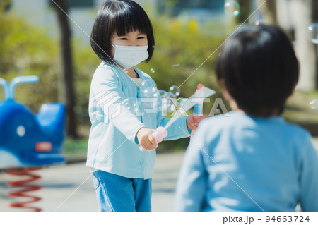 公園 子供 マスク 公園 子供 マスク 94663724