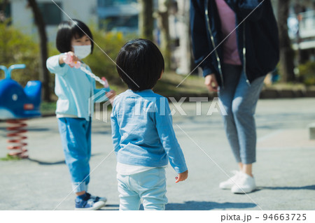 公園　子供　マスク 94663725