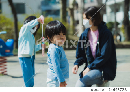 公園　子供　マスク 94663728