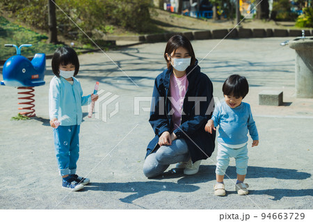 公園　子供　マスク 94663729