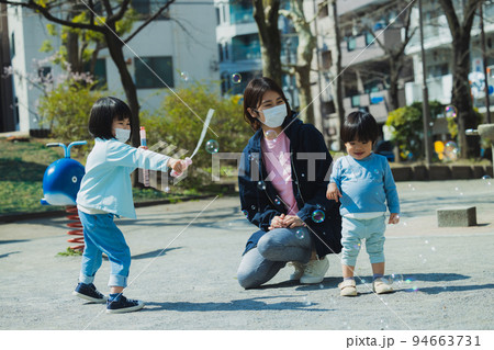 公園 子供 マスク 公園 子供 マスク 94663731