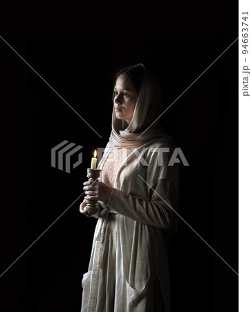 Young girl in ancient dress Young girl in ancient dress 94663741