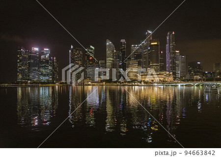Singapore, July 24, 2022 - Bay at night with reflections on water Singapore, July 24, 2022 - Bay at night with reflections on water 94663842