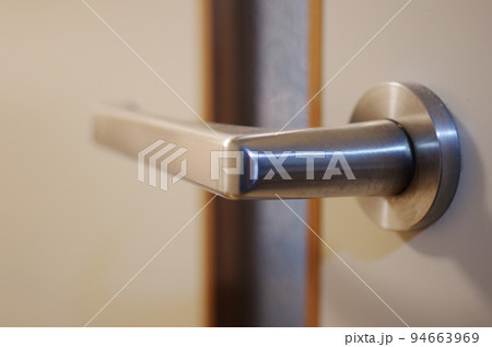 室内のドアノブ 94663969