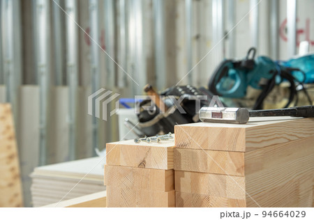 内装工事中の材料と工具 94664029