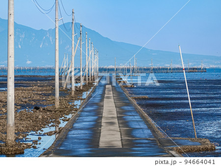 干潟の中を沖に伸びる長部田海床路（熊本県宇土市） 94664041