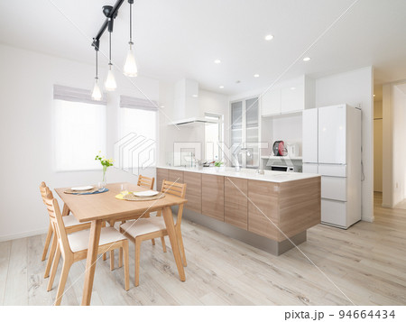 コーディネイトされたの新地住宅の綺麗なダイニングキッチン 94664434