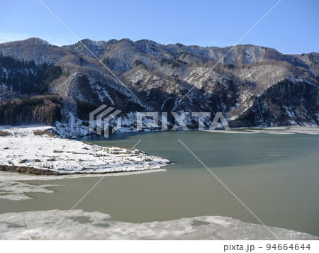 冬の晴れた日の津軽白神湖 - 津軽ダム 94664644
