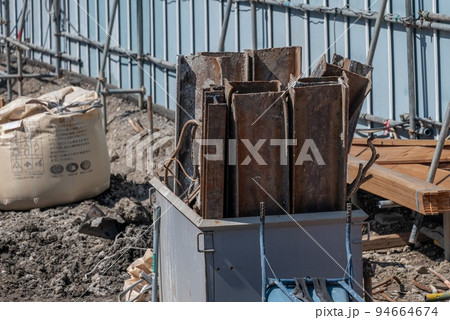 解体工事で切断した古い鉄骨の廃棄物 94664674