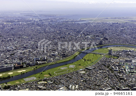 多摩川大橋付近上空から羽田空港方向を空撮 多摩川大橋付近上空から羽田空港方向を空撮 94665161