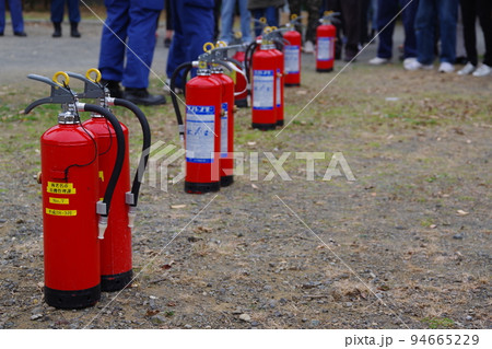 防火防災訓練公園で水消火器2 94665229
