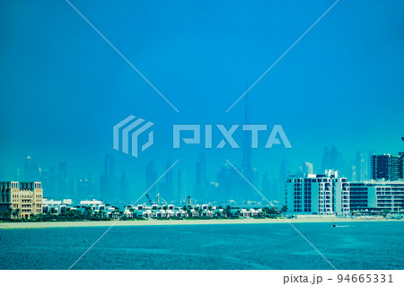アラブ首長国連邦・ドバイ首長国のビル群 94665331