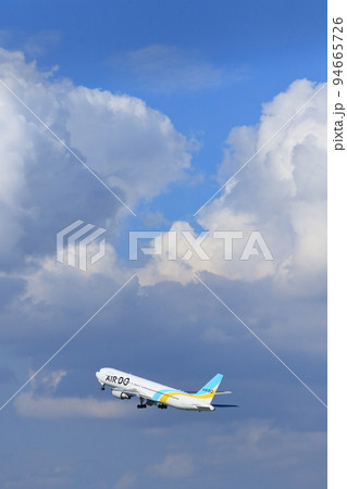 夏の空に飛び上がる旅客機　夏の空の旅 94665726