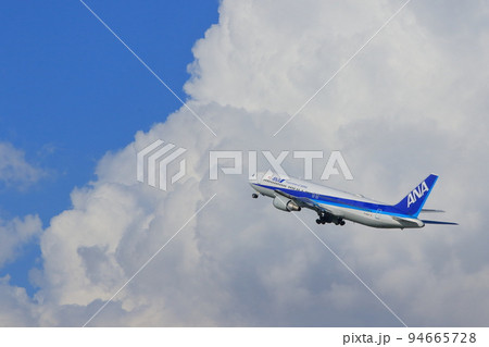 夏の空に飛び上がる旅客機　夏の空の旅 94665728