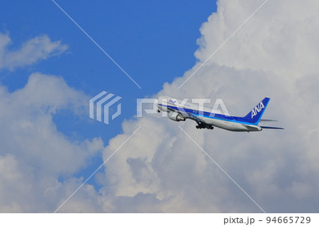 夏の空に飛び上がる旅客機　夏の空の旅 94665729