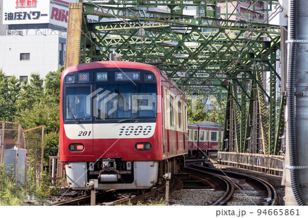 新緑の中を走る京急電車 新緑の中を走る京急電車 94665861