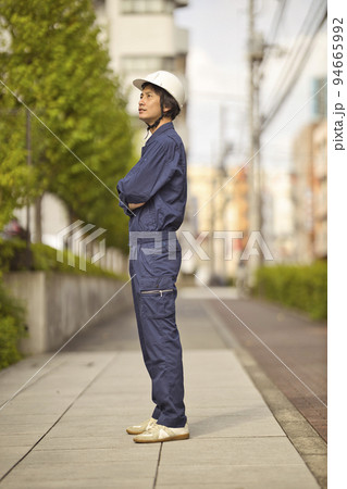 建設現場を見上げる作業服の男性 94665992
