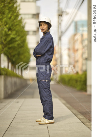 建設現場を見上げる作業服の男性 建設現場を見上げる作業服の男性 94665993