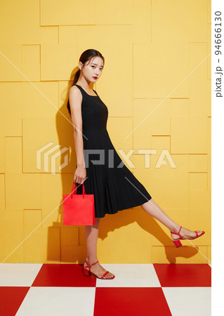 黒いワンピースを着た若い女性のシックなファッションポートレート 黒いワンピースを着た若い女性のシックなファッションポートレート 94666130