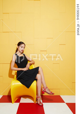 黒いワンピースを着た若い女性のシックなファッションポートレート 94666144