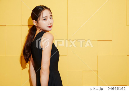 黒いワンピースを着た若い女性のシックなファッションポートレート 黒いワンピースを着た若い女性のシックなファッションポートレート 94666162