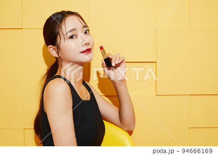 黒いワンピースを着た若い女性のシックなファッションポートレート 黒いワンピースを着た若い女性のシックなファッションポートレート 94666169