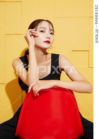 黒いワンピースを着た若い女性のシックなファッションポートレート 黒いワンピースを着た若い女性のシックなファッションポートレート 94666182