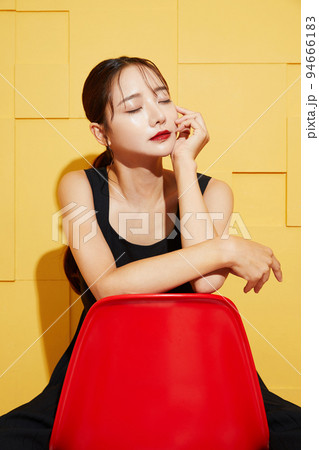 黒いワンピースを着た若い女性のシックなファッションポートレート 94666183