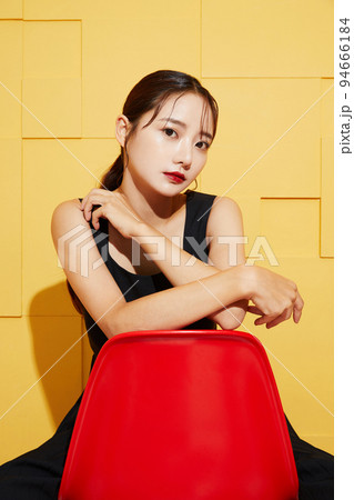 黒いワンピースを着た若い女性のシックなファッションポートレート 94666184