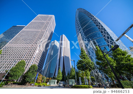 日本の東京都市景観　新宿副都心…。東京モード学園コクーンタワーなど超高層ビルを望む 94666253