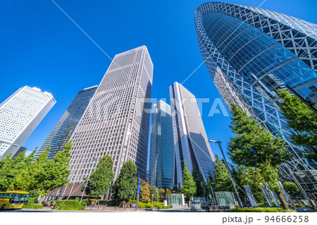 日本の東京都市景観　新宿副都心…。東京モード学園コクーンタワーなど超高層ビルを望む 94666258