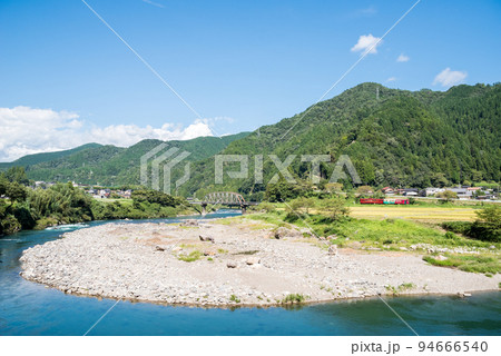 【長良川鉄道】山と川と田園の鉄道風景 94666540