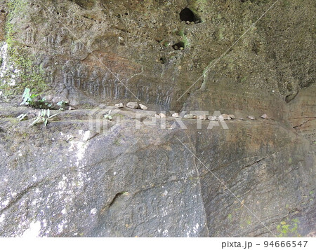 秩父札所三十一番 鷲窟山 観音院  爪彫りの磨崖仏 94666547