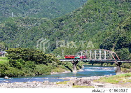 【長良川鉄道】第五長良川橋梁を渡る列車 94666587
