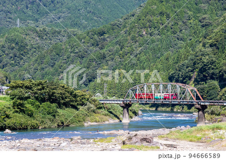 【長良川鉄道】第五長良川橋梁を渡る列車 94666589