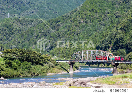 【長良川鉄道】第五長良川橋梁を渡る列車 【長良川鉄道】第五長良川橋梁を渡る列車 94666594