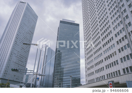 東京都新宿区のオフィス街の高層ビルが立ち並ぶ風景 94666606