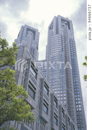 東京都新宿区の東京都庁(第一本庁舎・第二本庁舎・議会)を外観から見る風景 東京都新宿区の東京都庁(第一本庁舎・第二本庁舎・議会)を外観から見る風景 94666737