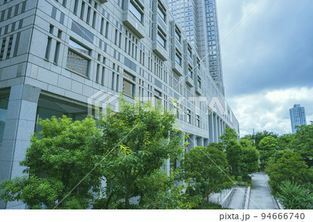 東京都新宿区の東京都庁（第一本庁舎・第二本庁舎・議会）を外観から見る風景 94666740