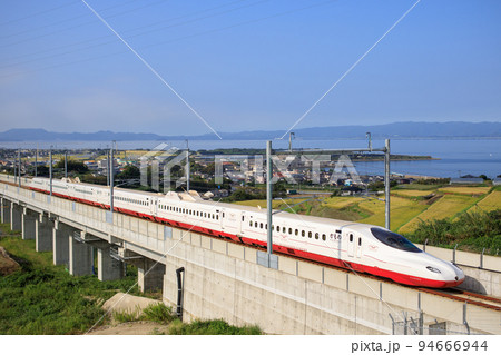 大村湾を背景に武雄温泉を目指す新幹線「かもめ」（JR九州　西九州新幹線） 94666944