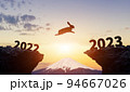2022から2023へジャンプするウサギ　2023年年賀状素材 94667026