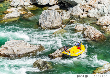 《徳島県》吉野川でラフティング 94667462