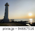 灯台と夕焼け 94667516