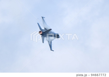 アメリカ空軍 F-16 ファイティングファルコンのアクロバット飛行 アメリカ空軍 F-16 ファイティングファルコンのアクロバット飛行 94667772