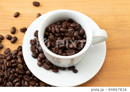 コーヒーカップとコーヒー豆 94667816